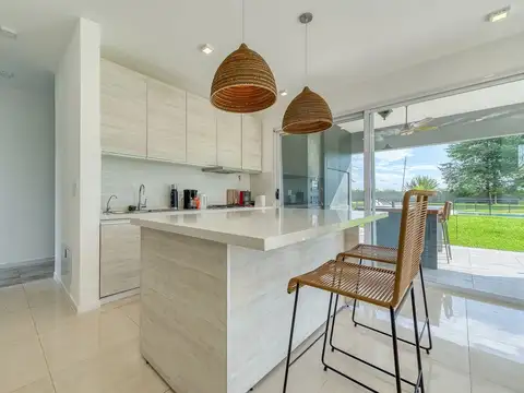 Casa en Venta con 3 cocheras