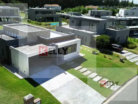 Casa 6 ambientes con 4 baños