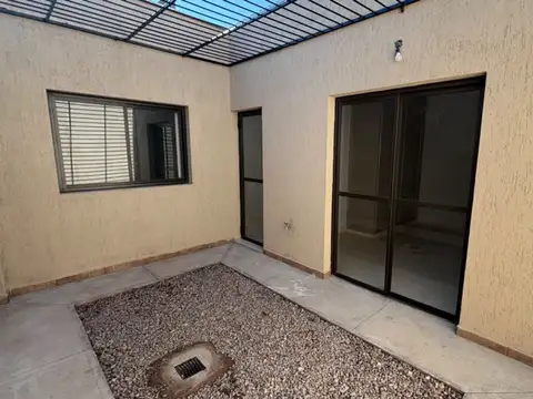 Casa en Alquiler con 1 cochera