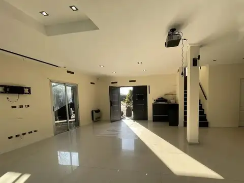 Casa 5 ambientes con 3 baños