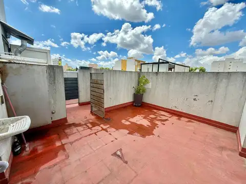 Cómodo 2 amb con balcón y terraza propia. Bajas expensas! Excelente ubicación 