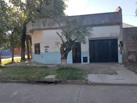 Casa 3 ambientes y medio con garaje U$s 42.000.-