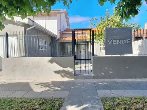 PARQUE LURO - F.ACOSTA 5000 - Hermosa casa refaccionada con depend entrada independiente. Quincho