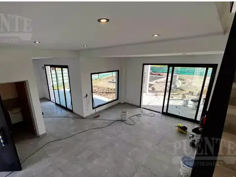 Casa 5 ambientes con 4 baños