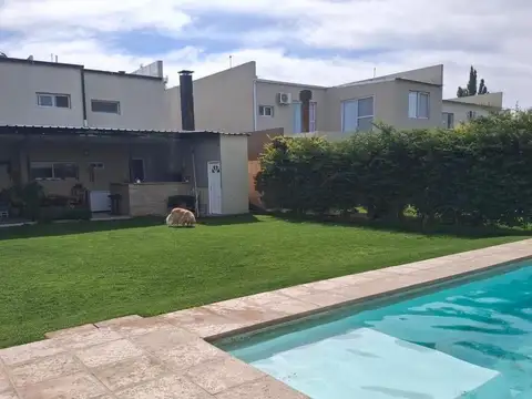 VENTA DE HERMOSA CASA EN B° ELEMENTOS - PLOTTIER