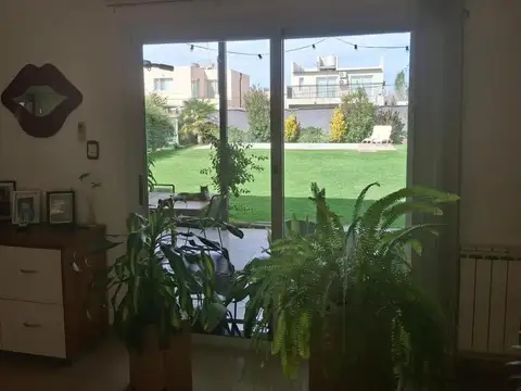 VENTA DE HERMOSA CASA EN B° ELEMENTOS - PLOTTIER