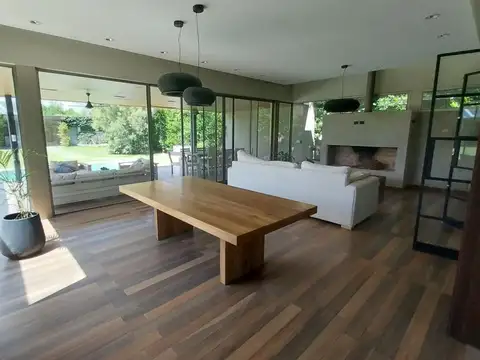 Casa 7 ambientes con 4 baños