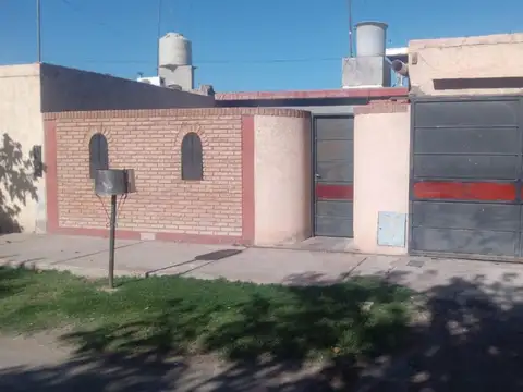 Casa 3 dormitorios con cochera y parrillero. 