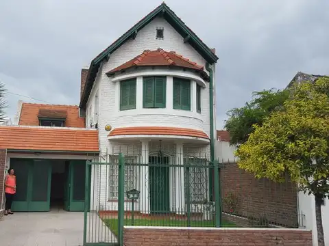 Chalet de 3 dorm con jardin y gran quincho c/parrilla.