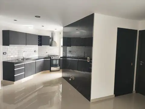 3 Ambientes a 100 mts del Mar con gas natural, pleno centro.