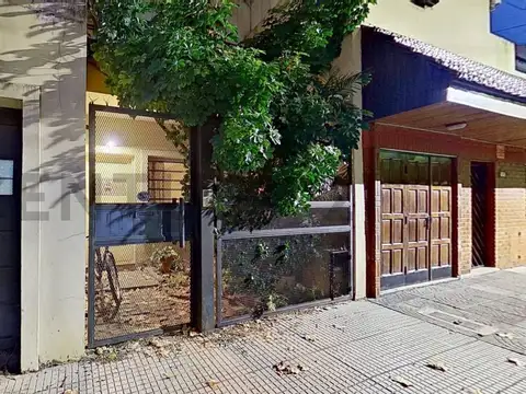 IMPONENTE CASA DE 5 AMBIENTES + ESCRITORIO, COCHERA DOBLE, PISCINA Y FONDO LIBRE