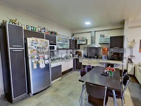 IMPONENTE CASA DE 5 AMBIENTES + ESCRITORIO, COCHERA DOBLE, PISCINA Y FONDO LIBRE