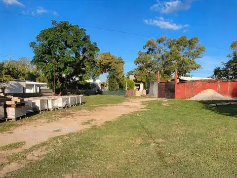 Venta de terreno en Colón con depósitos y casa