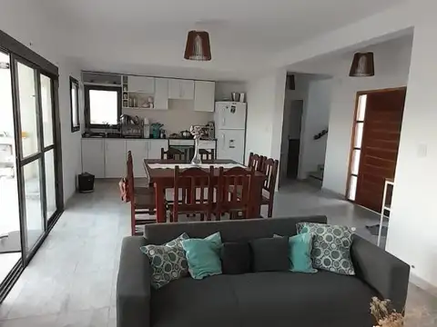 Casa 5 ambientes con 4 baños
