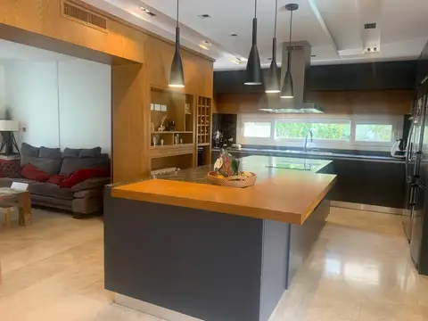 Casa 7 ambientes con 6 baños