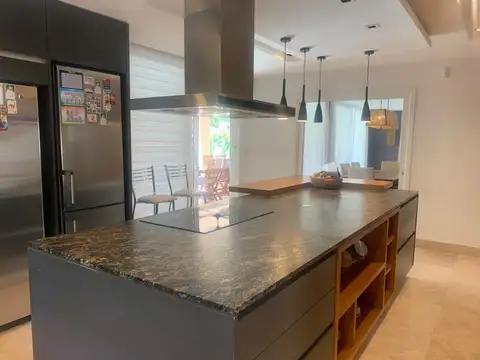 Casa en Venta con 4 cocheras