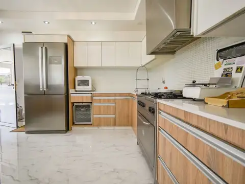 Casa 6 ambientes con 3 baños