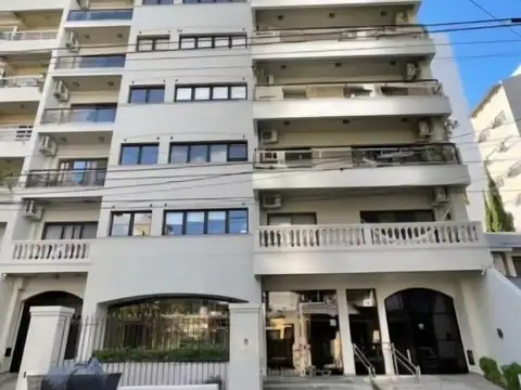 Departamento de tres ambientes con cochera en alquiler! 9°B
