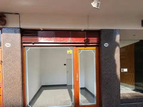 Excelente Local de 3.00 x 9.20, Camarones al 2800