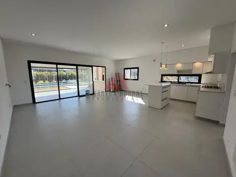 Casa 5 ambientes con 4 baños