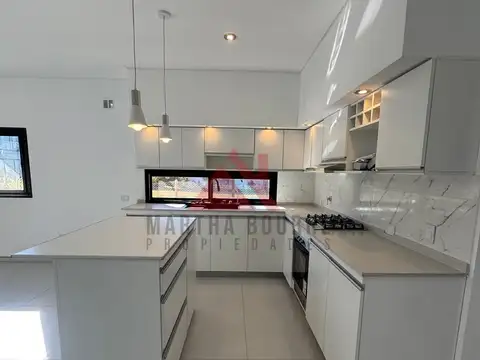 Casa en Venta con 4 cocheras