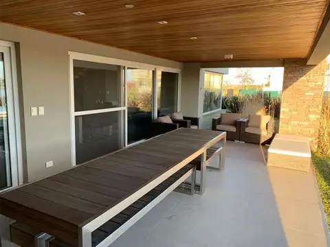 Casa 6 ambientes con 4 baños