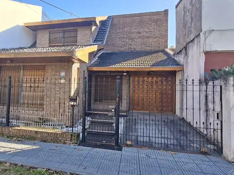 Cuatro ambientes con jardín y doble cochera - En Venta