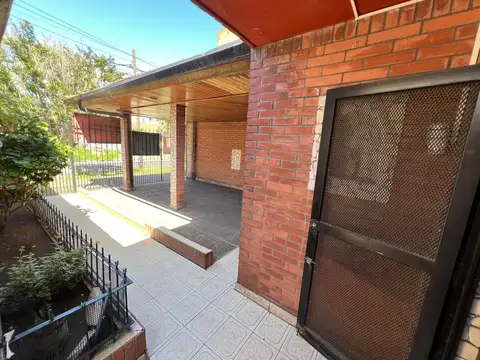 CASA EN VENTA 3 DORMITORIOS CON TERRAZA Y COCHERA