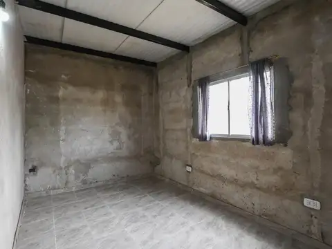 VENTA/ PERMUTA - Casa de 3 dormitorios con patio y piscina.