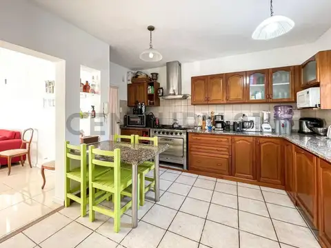 Casa en Venta con 3 cocheras
