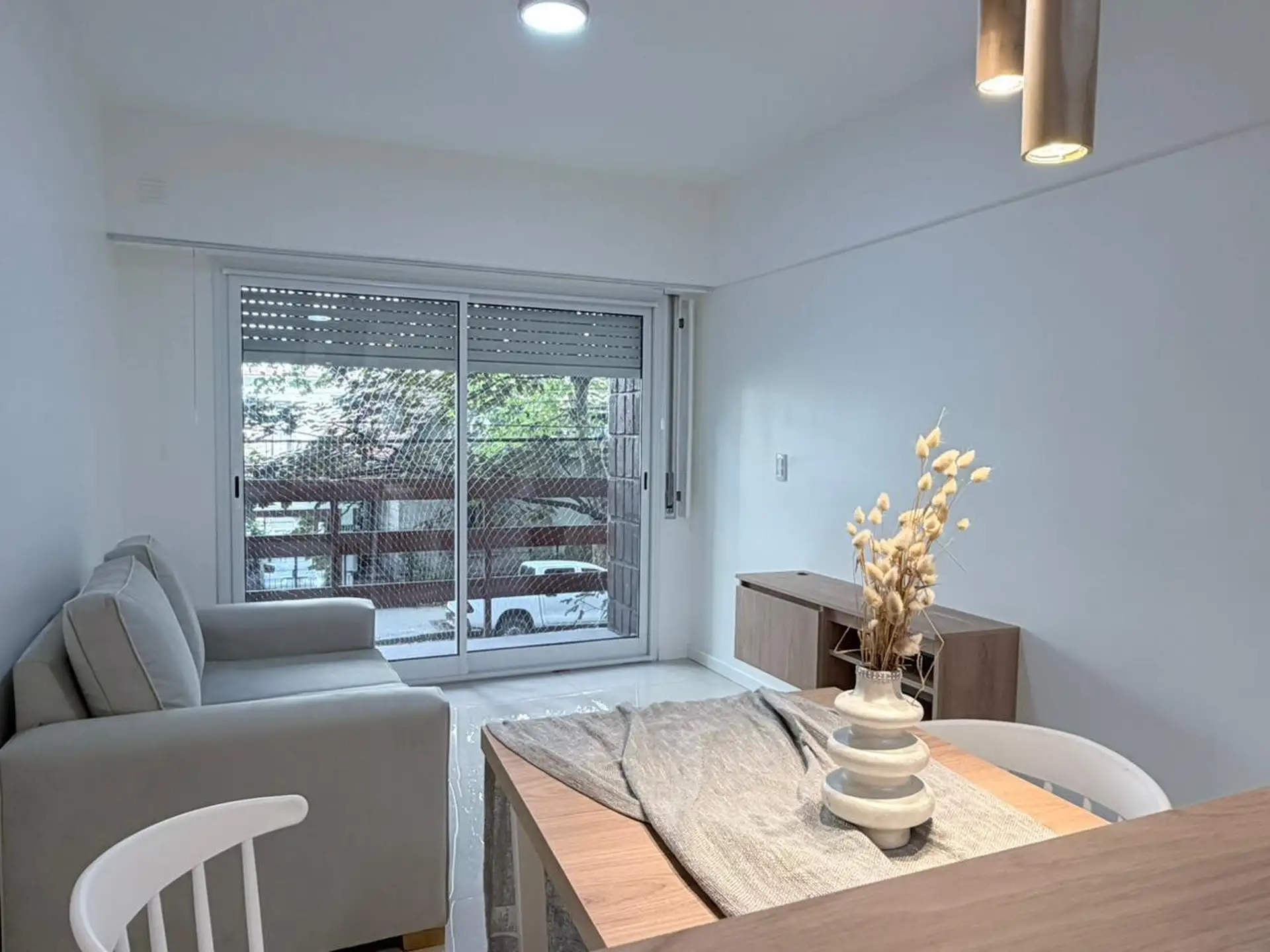 Departamento de tres ambientes a la calle con balcón