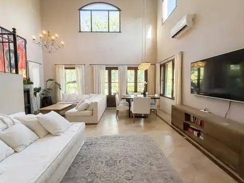 Casa en Venta con 2 cocheras