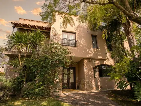 Casa en Venta con 2 cocheras