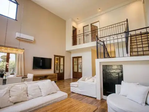 Casa en Venta con 2 cocheras