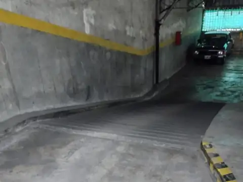 Cochera cubierta centro de las lomitas