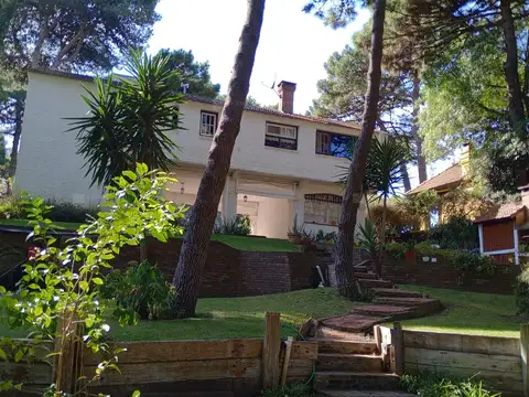 Casa en Venta con 3 cocheras