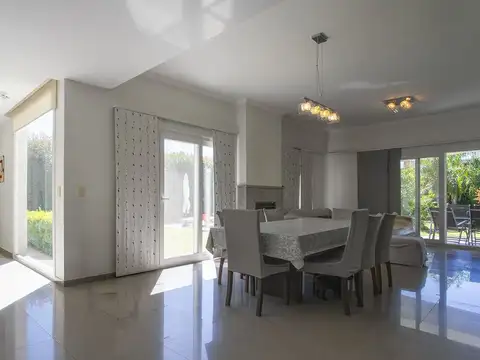 Casa en Venta con 2 cocheras