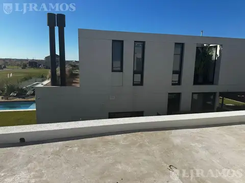 Casa 5 ambientes con 4 baños