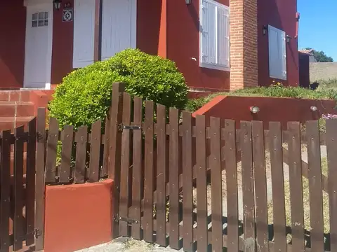 Casa 6 ambientes con 2 baños