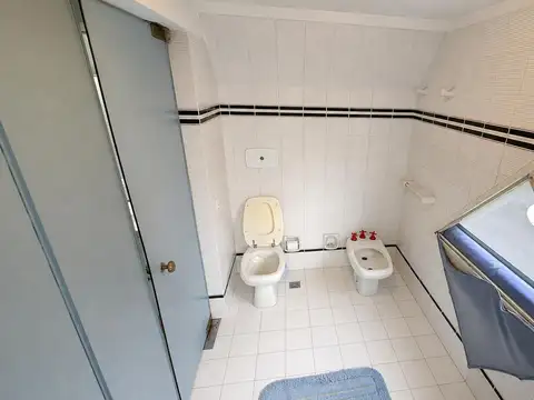 Casa 6 ambientes con 2 baños