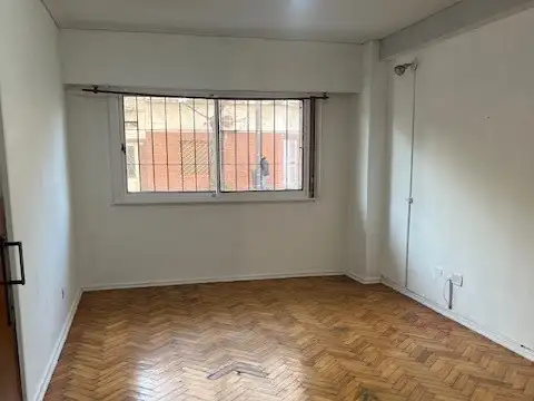 Monoambiente, planta baja con cocina separada, apto profesional. 