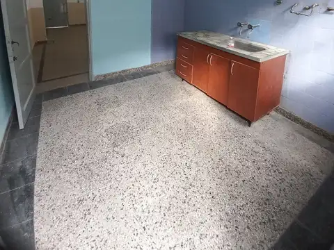 CASA AL FRENTE EN VENTA - BARRIO MAYORAZ