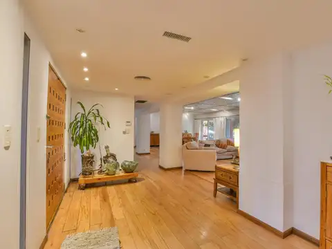 Casa 9 ambientes con 5 baños