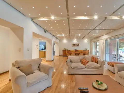 Casa en Venta con 3 cocheras