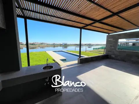 Casa 6 ambientes con 4 baños