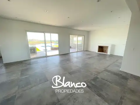 Casa en Alquiler con 2 cocheras