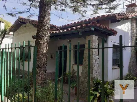 Casa en venta - 2 dormitorios 1 baño - 400mts2 - Manuel B. Gonnet, La Plata
