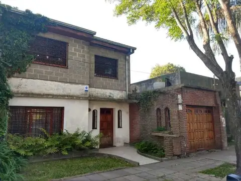 Venta de Casa de 4 ambientes con Fondo y Parrilla