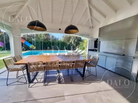 Casa en Venta con 4 cocheras
