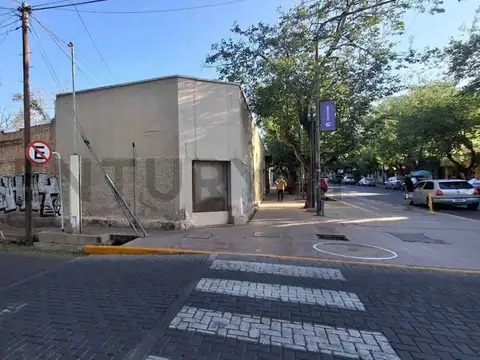 CENTURY 21 LÓPEZ Vende lote en excelente esquina